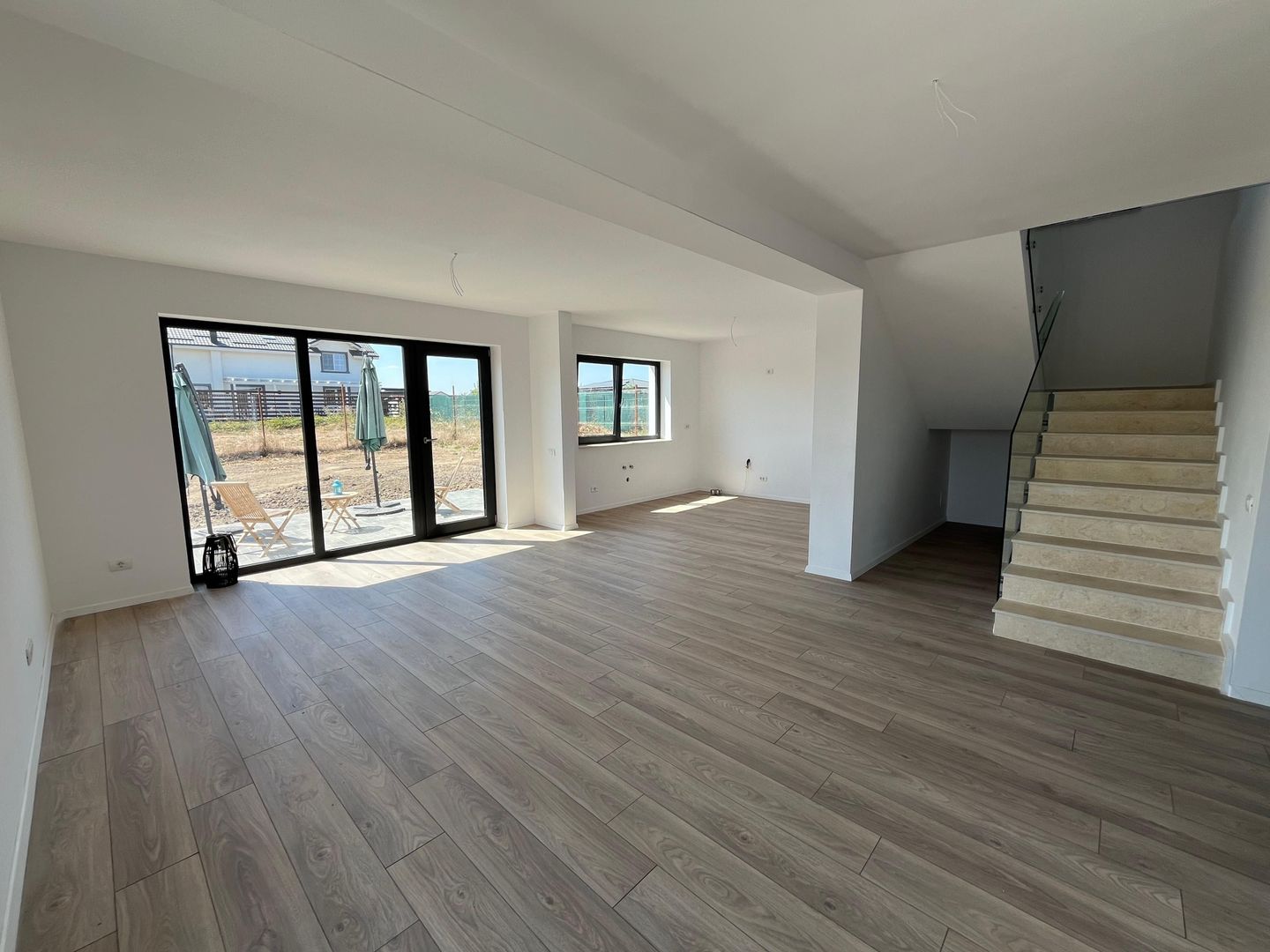 Casa individuala 5 camere, teren 704 mp - 163 mp utili, cel mai mare din zona - Poză 2