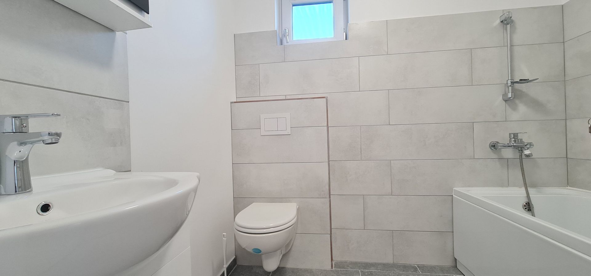 Casa semimobilata semiutilata in Cartier Izvor Tarlungeni Brasov - Poză 3