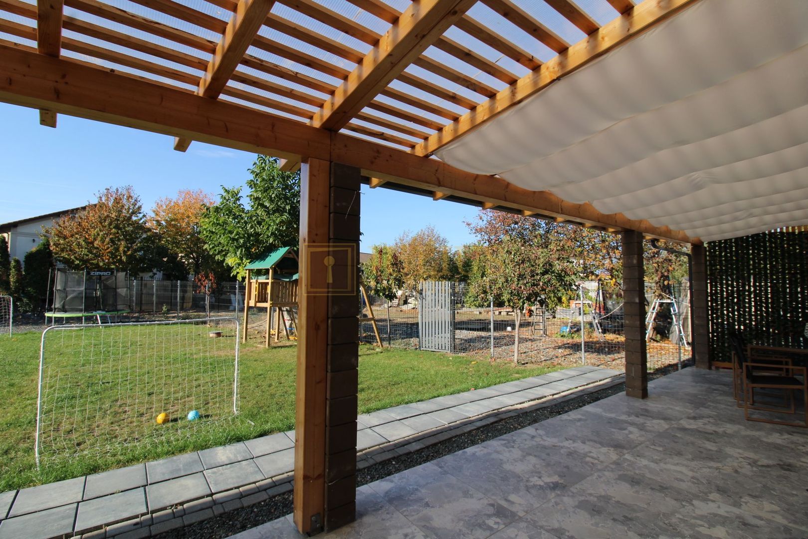 Curte, 4 apartamente, 8 camere, perfectă pt activități educaționale-Dumbravita - Poză 30