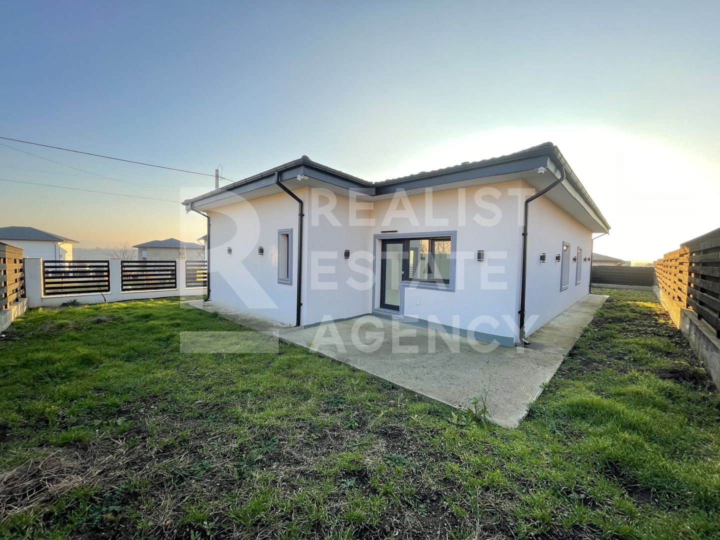 Vânzare, casă, 4 camere, 100 mp utili, teren 630 mp + garaj - Poză 1