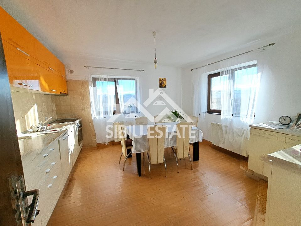 Casa Sibiu cu pivnita si garaj, curte mare - Poză 17