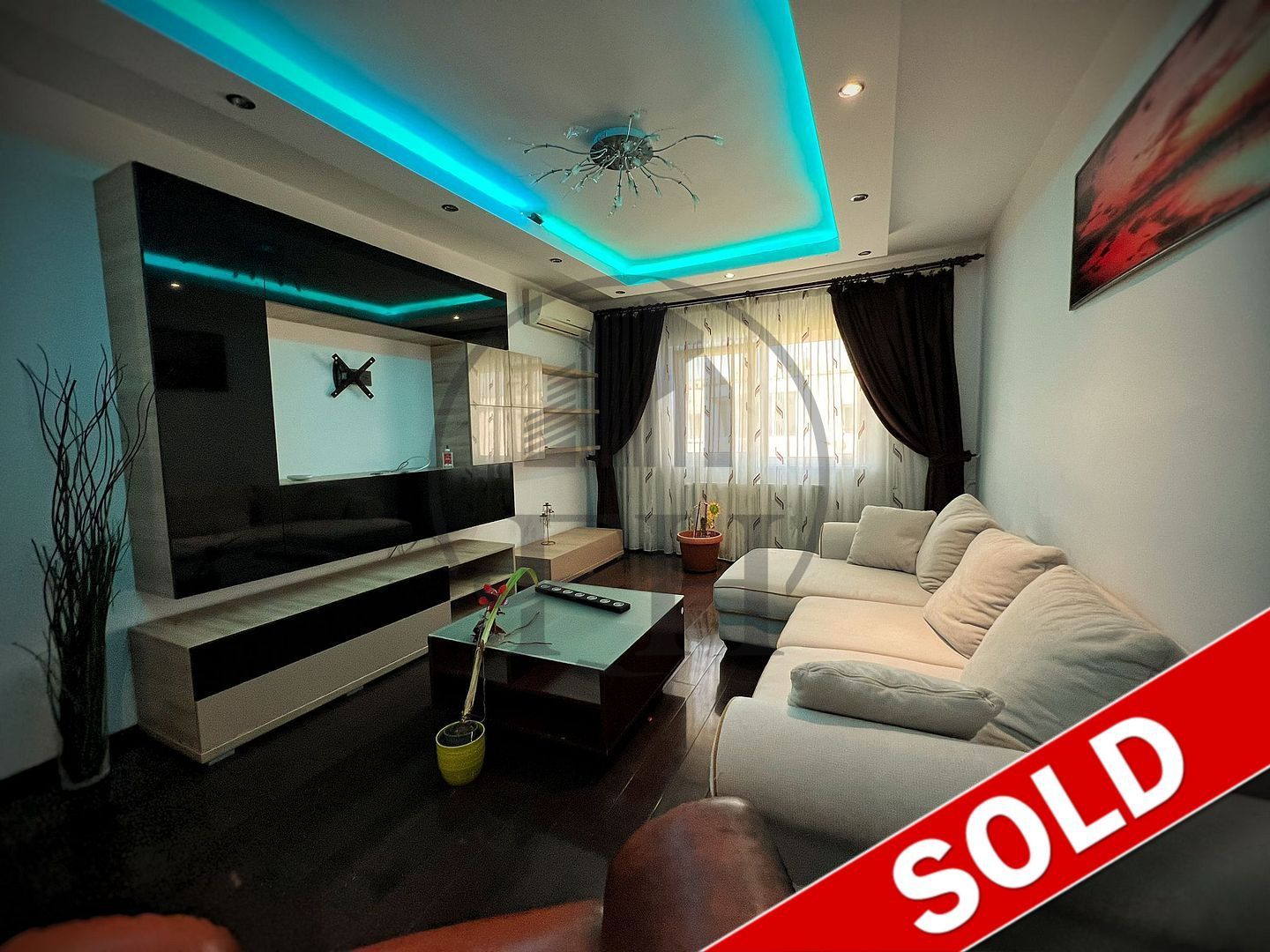 SOLD / VANDUT Apartament cu 4 camere de vânzare în zona Casa de Cultura - Poză 1