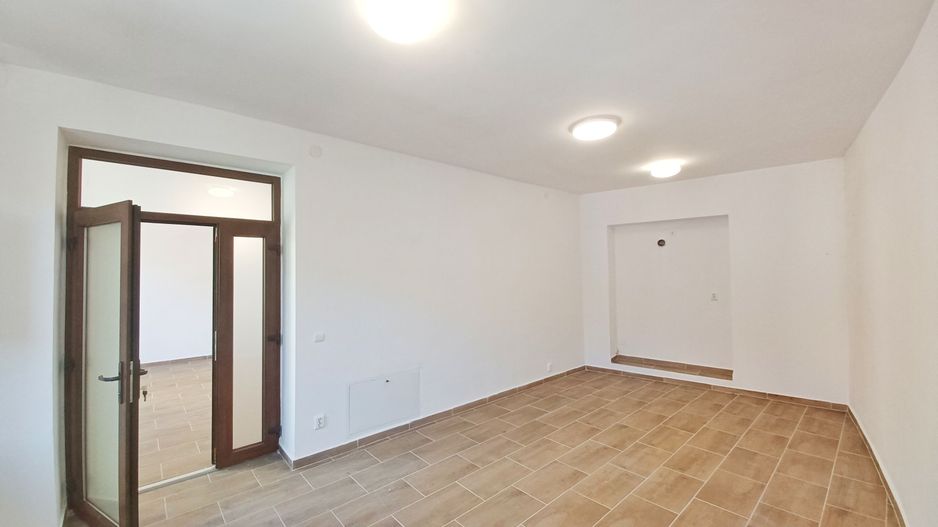 Birou, ultracentral, Oradea, 70 mp, parcare. 155 000 E. Comision 0 - Poză 2