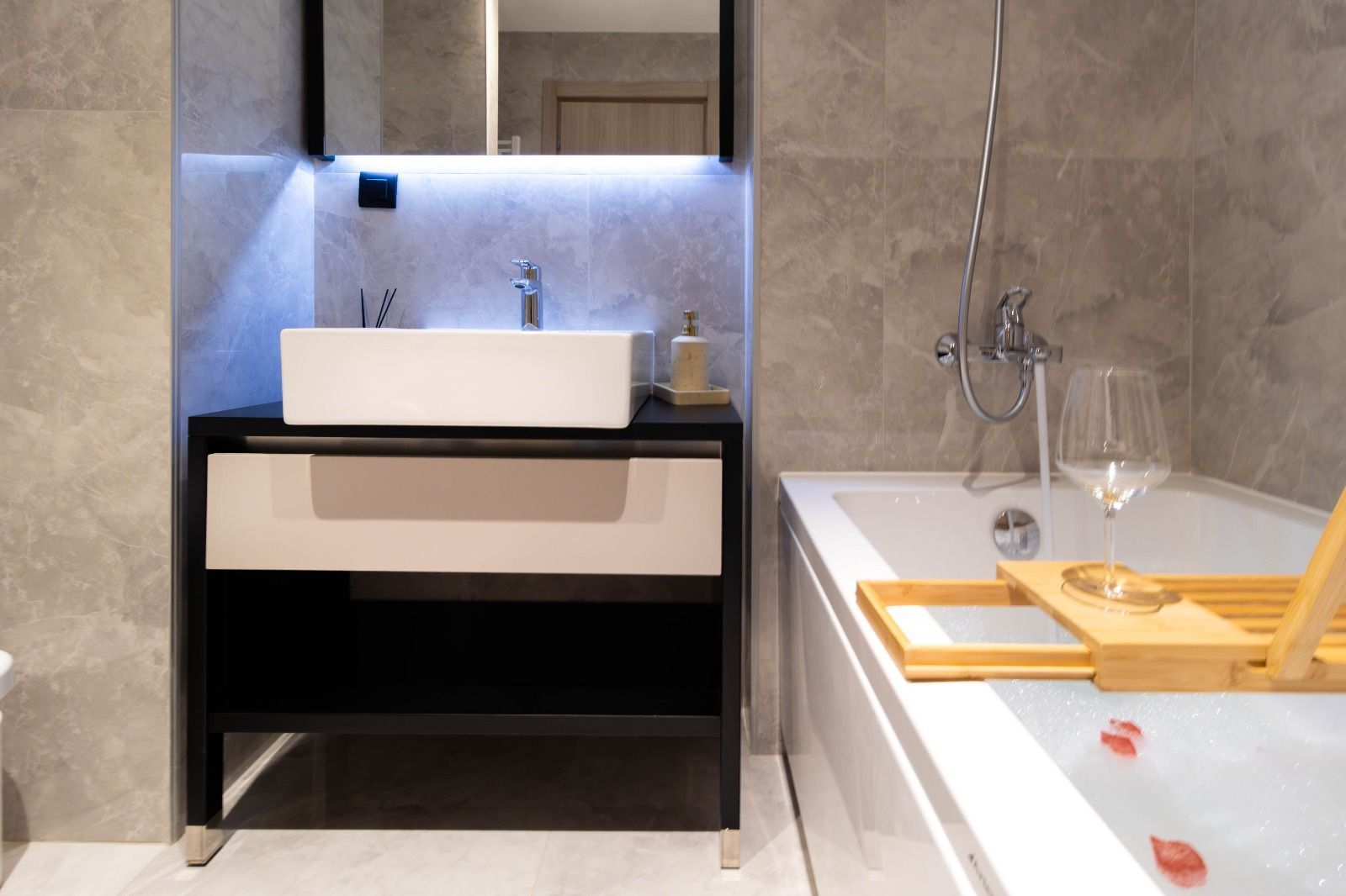 Apartament 2 camere de lux de inchiriat cu parcare subterana, bloc nou - Poză 12