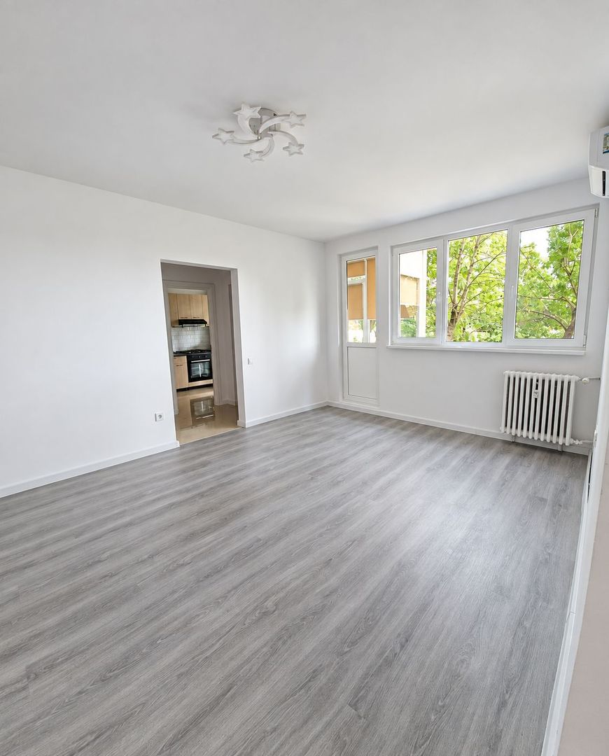 Apartament renovat complet, luminos, cu balcon închis și A/C,Pajura - Poză 2