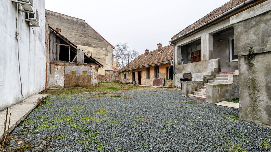 VANDUT! Casa din caramida - teren 612 mp - Centru Arad - COMISION 0% - Poză 2