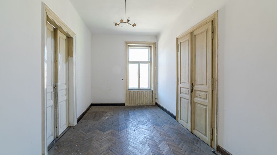 Apartament ultracentral cu potențial extraordinar - Poză 2