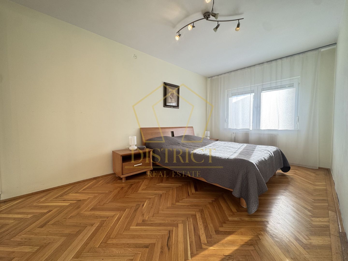 Apartament spatios cu 4 camere si garaj | Spitalul Judetean - Poză 5