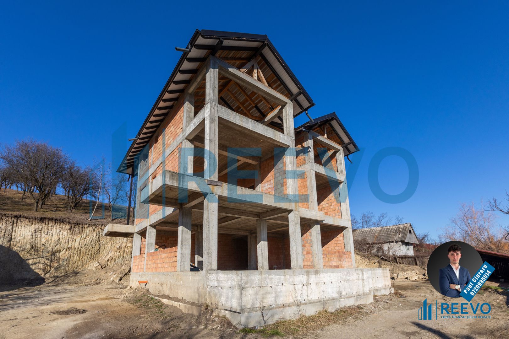 Pensiune/Vilă la roșu P+E+M în Sărata - Poză 1