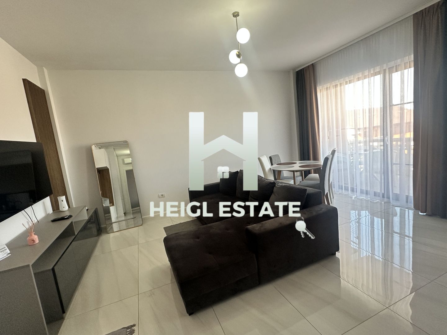 Heigl Estate vă propune spre închiriere un apartament cu 2 camere si piscina - Poză 2