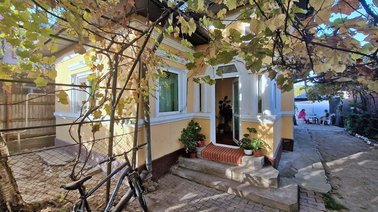 Vanzare casa cu teren 1800 mp, Pitesti str Bananai, la intrare - Poză 23