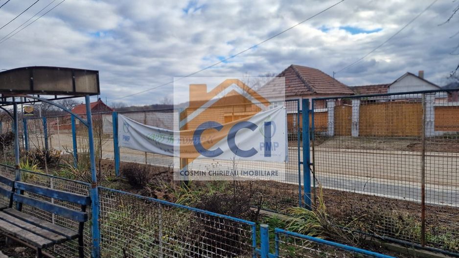 Se oferă spre vânzare / închiriere clădire cu spațiu comercial - Poză 23