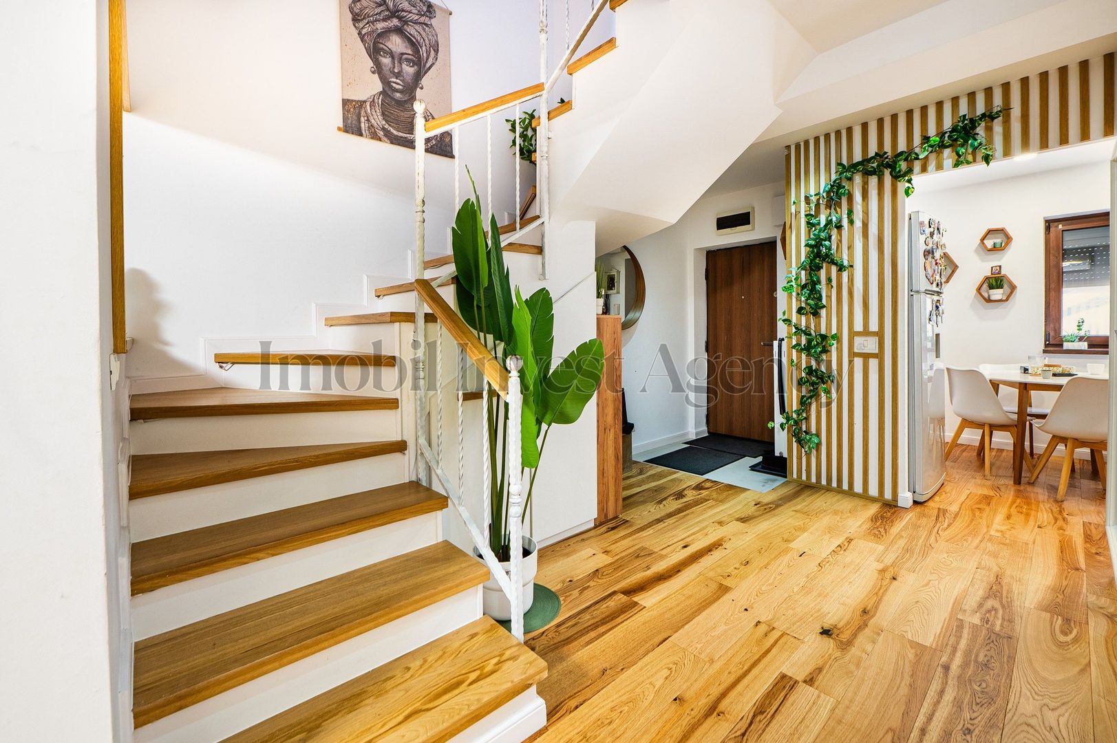 Duplex P+1+M cu grădină proprie, terasă și acces la piscină. - Poză 1