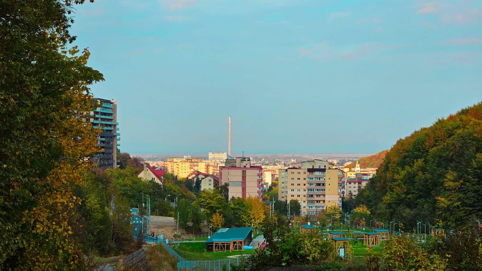 La poalele Tâmpei,  având în apropiere parc, magazine, stație autobuz - Poză 9