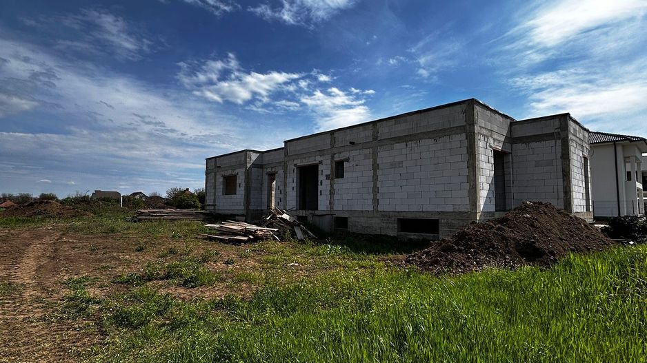 Casa la rosu de vanzare in Alba Iulia - Poză 1