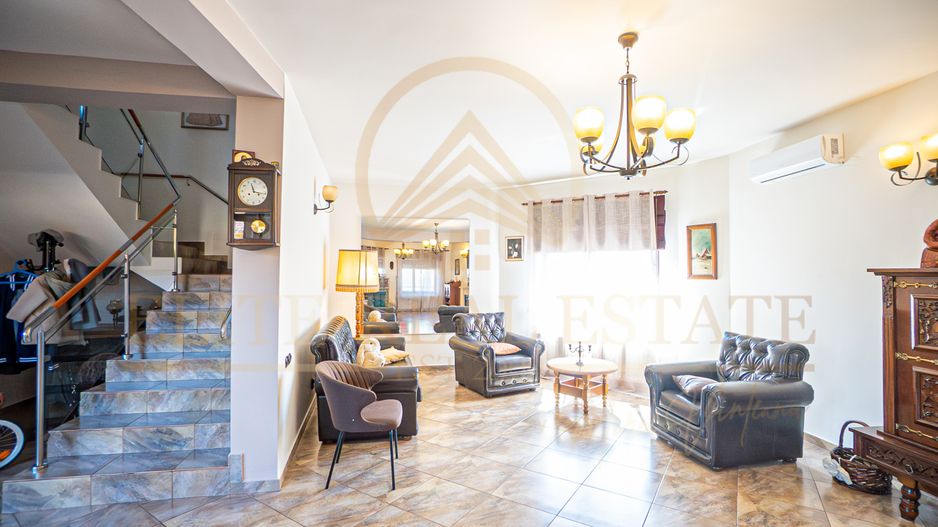 Casa De Vanzare in Palazu Mare - Teren de 455 mp cu Piscina si Garaj - Poză 18