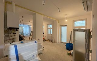 Spatiu comercial ultracentral cu vitrina si intrare direct din strada - Poză 2