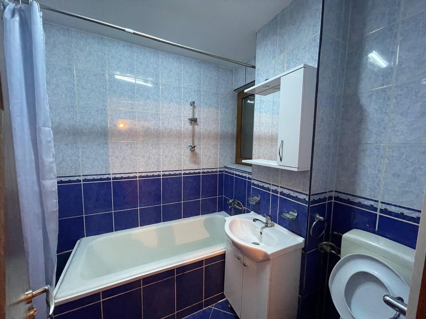 AP. 2 CAMERE EROII REVOLUTIEI, BUCATARIE INCHISA, MODERN, METROU 2 MIN - Poză 5