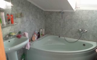 De vânzare casa cu mansardâ pe Strada Rodnei - Poză 7