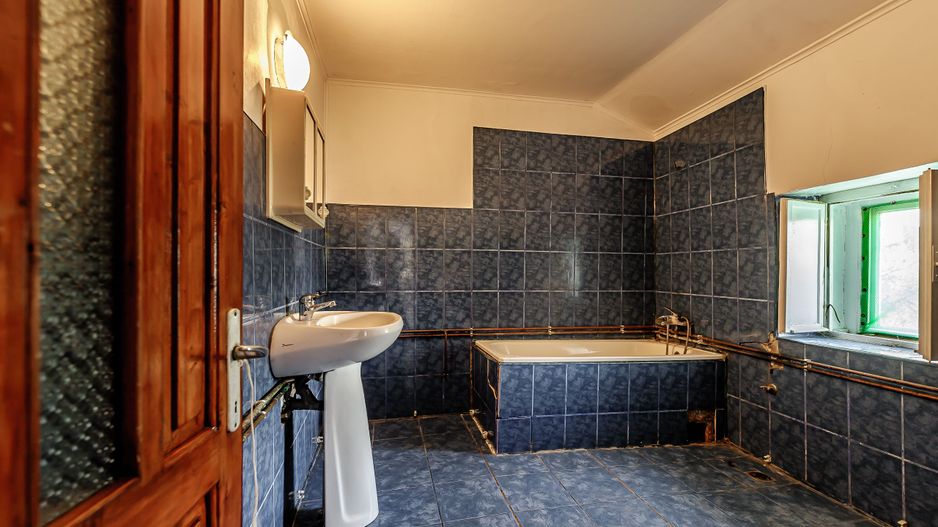 VÂNDUT! Casă cu teren generos de 1680mp pe dealul Șiriei! - Poză 7