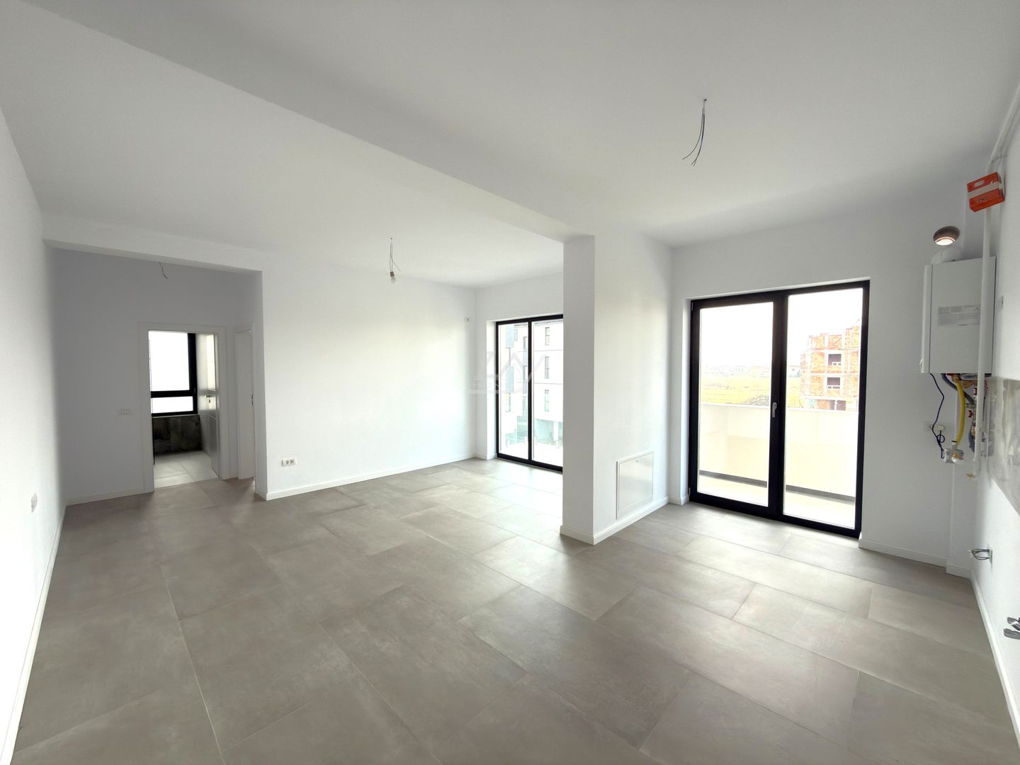 FINALIZAT. Etaj 1. Bloc la asfalt. Balcon mare. Loc de parcare. - Poză 1