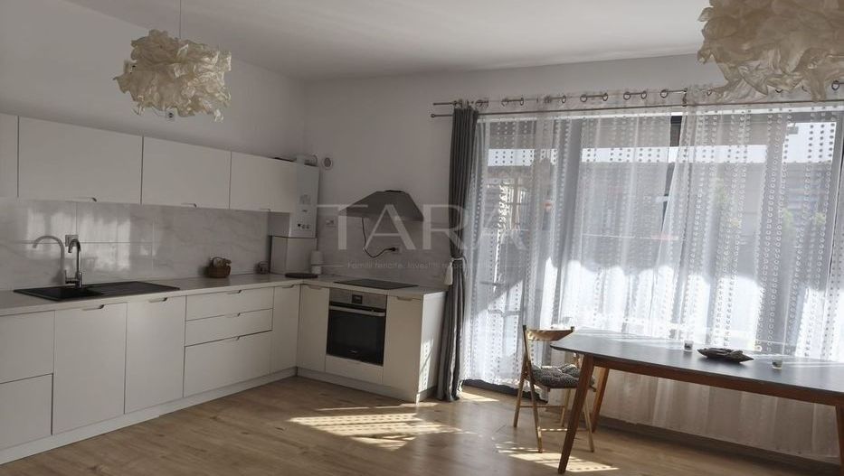 Casă spațioasă, renovată complet, într-o zonă liniștită - Poză 4