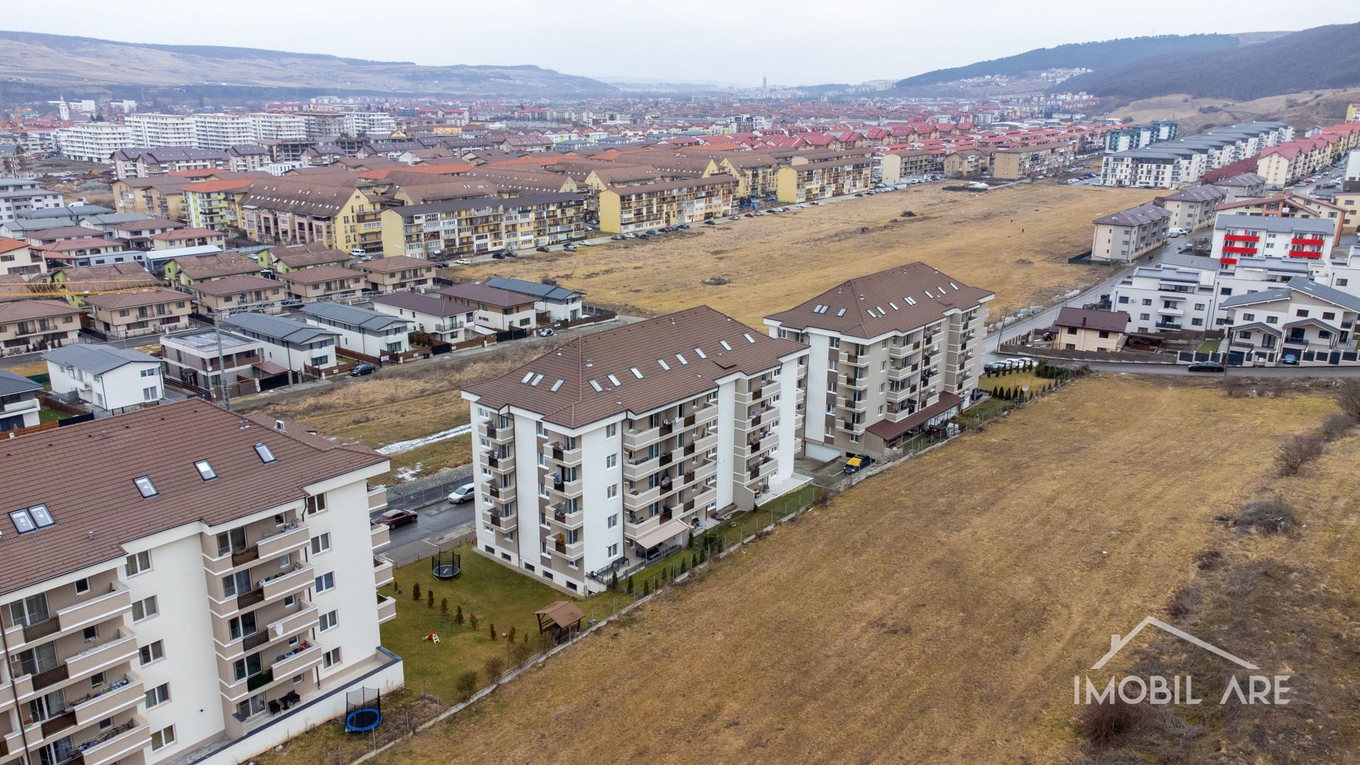 Apartament 3 camere la parter înalt cu parcare subterană - Poză 1