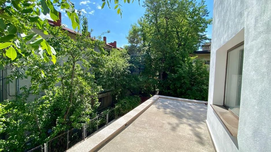 Refugiu Urban cu Eleganță Clasică – Vilă Renovată în Inima Primăverii - Poză 2