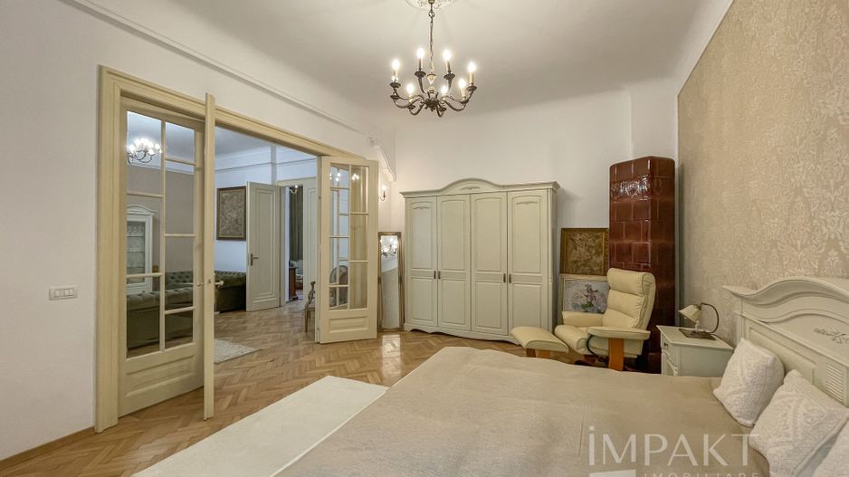 Apartament deosebit cu 3 camere, curte si parcare, aproape de Centru - Poză 4