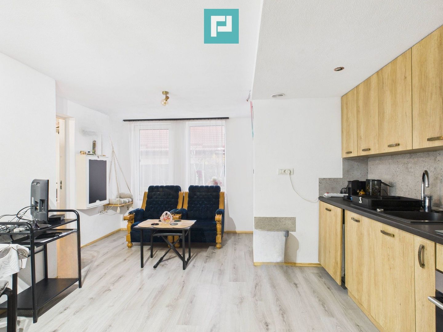 Casă complet renovată în Orțișoara. - Poză 5