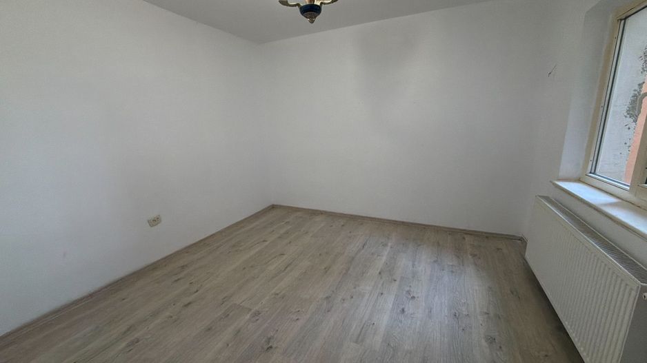 Apartament cu 3 camere decomandat 72 M² cu balcon și pivniță - Poză 10