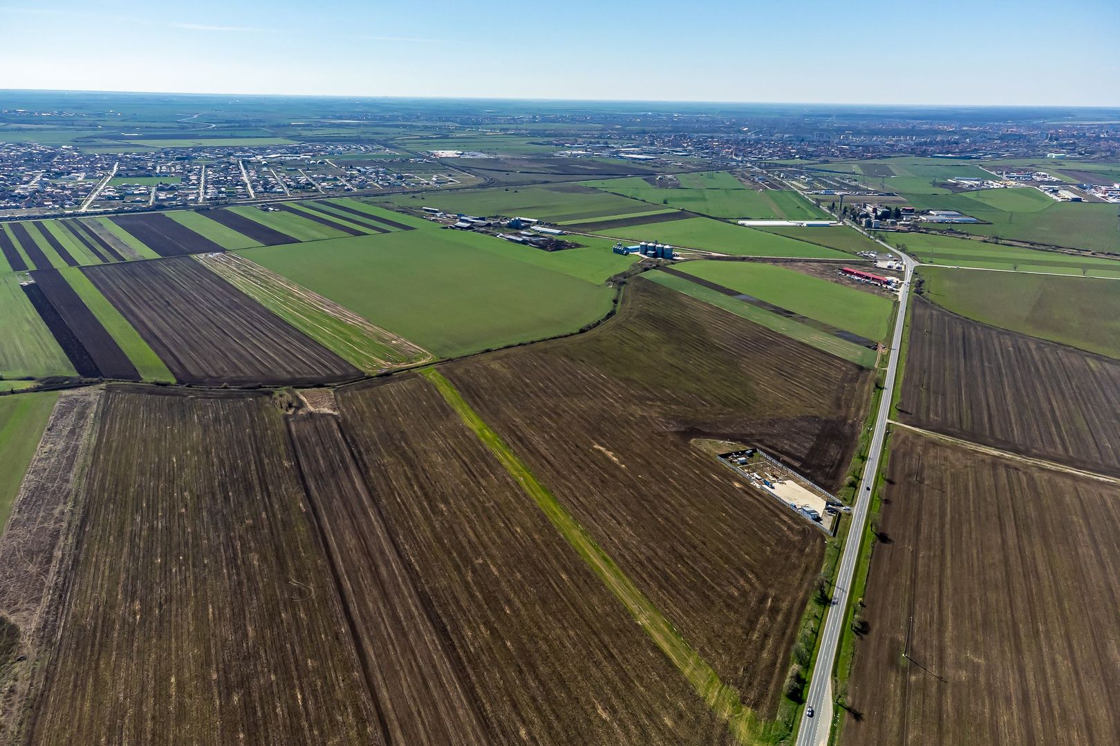 Teren intravilan cu acces la Drum Județean DJ 709 - 275200 mp - Poză 9