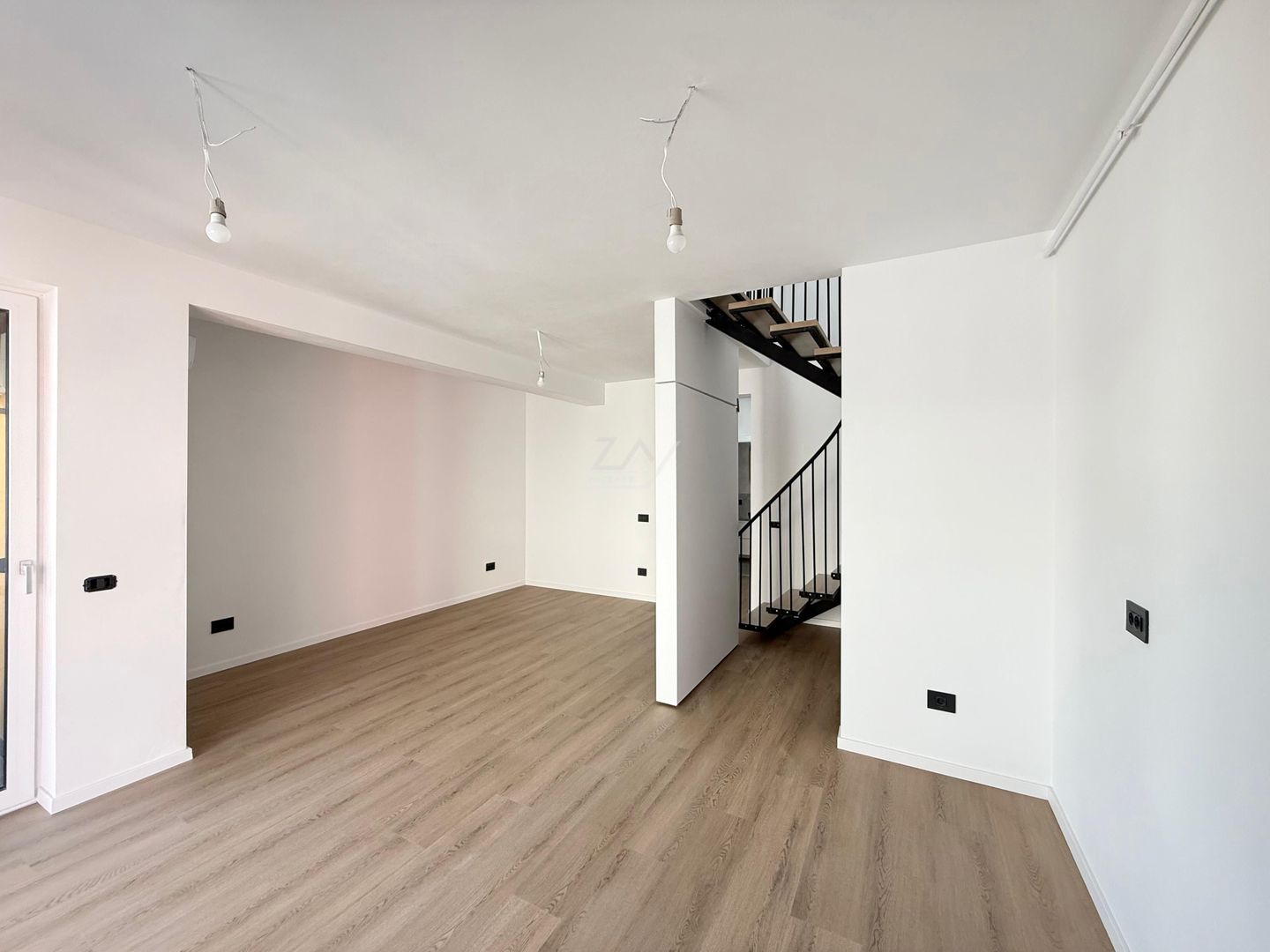 Ap pe 2 niveluri. 4 camere, 2 bai. 2 locuri de parcare. - Poză 3