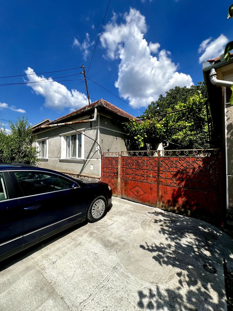 Casa in Tinca, centrala, 3 camere cu strada asfaltata - Poză 1