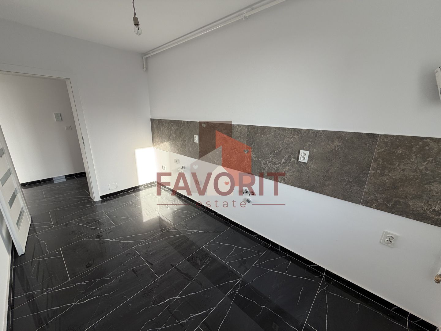 Spatios. Bucatarie inchisa de 10 mp. Disponibil imediat - Poză 2