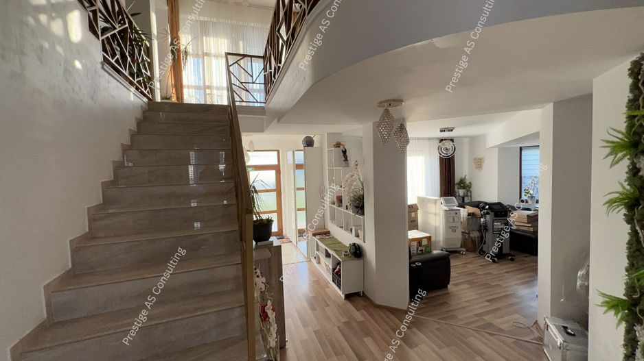 Vila 7 incaperi + 3 Anexe | 1800mp Teren | La Intrare in Dumbravita - Poză 1