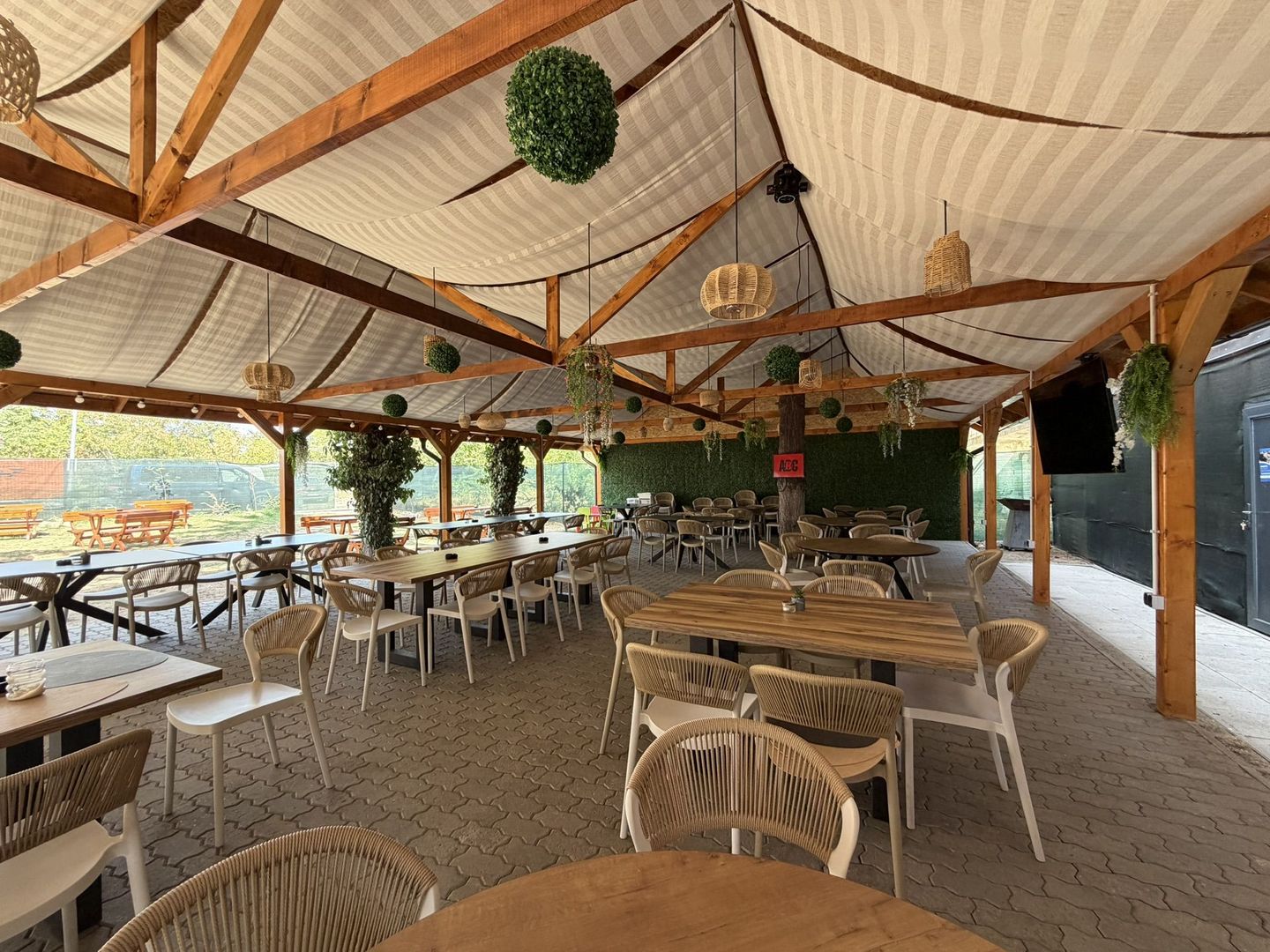 Afacere la cheie pe Strandul Neptun: restaurant, terasa, sala de evenimente - Poză 2