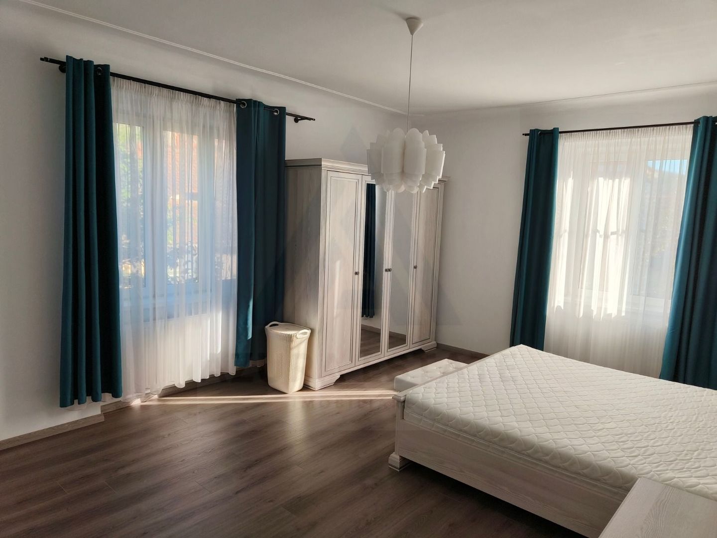 Apartament 4 camere 111 mp utili garaj si teren 458 mp zona Centrala - Poză 1