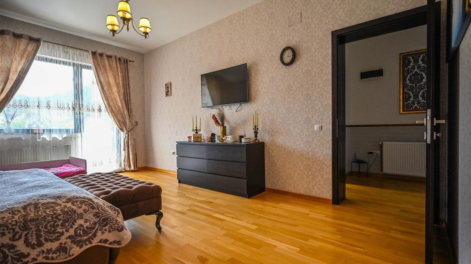 Somptuozitate in stil modern, 2 garaje, 3 terase, totul pe 1.000 mp teren - Poză 44