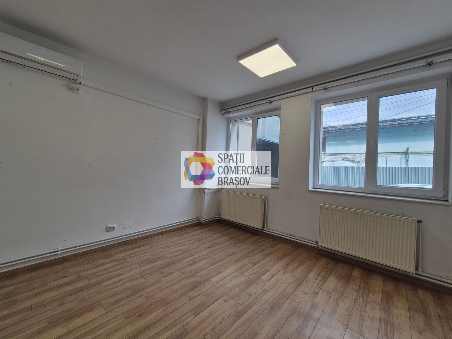 Shoroom cu depozitare Brașov 244 mp - Poză 9