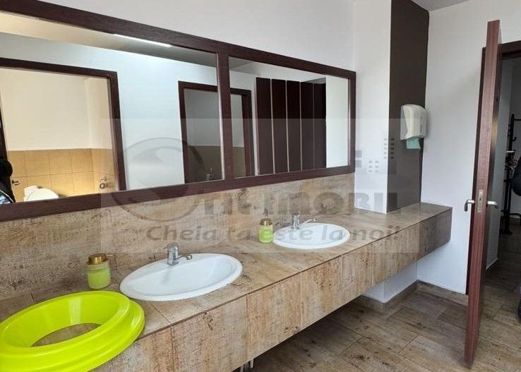 Spațiu 300mp + curte, la parter, vizibilitate excelenta - CUG - 3.000€ - Poză 12