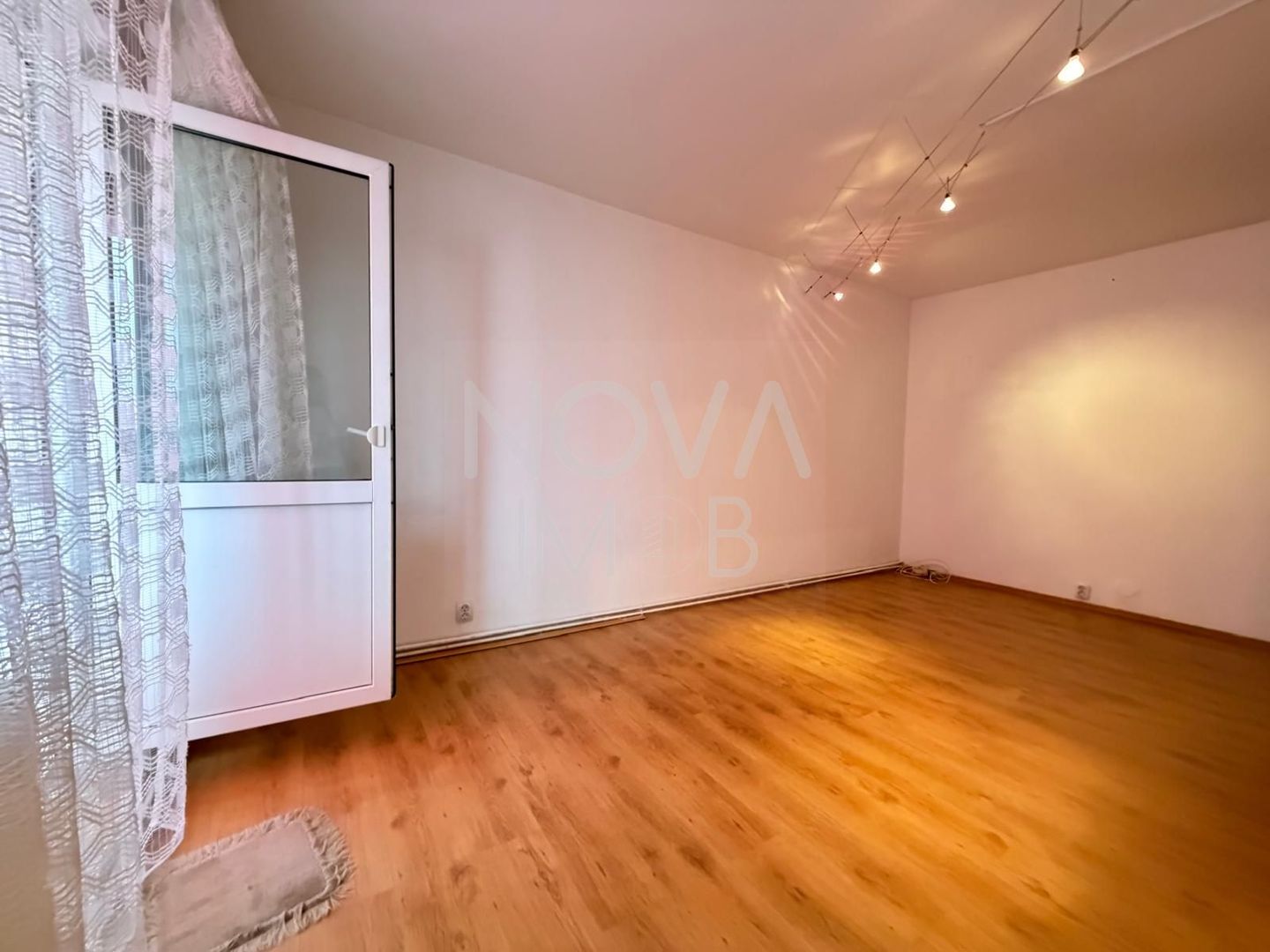 Apartament 3 camere, decomandat, etajul 3/4 - Cisnadie - Poză 3