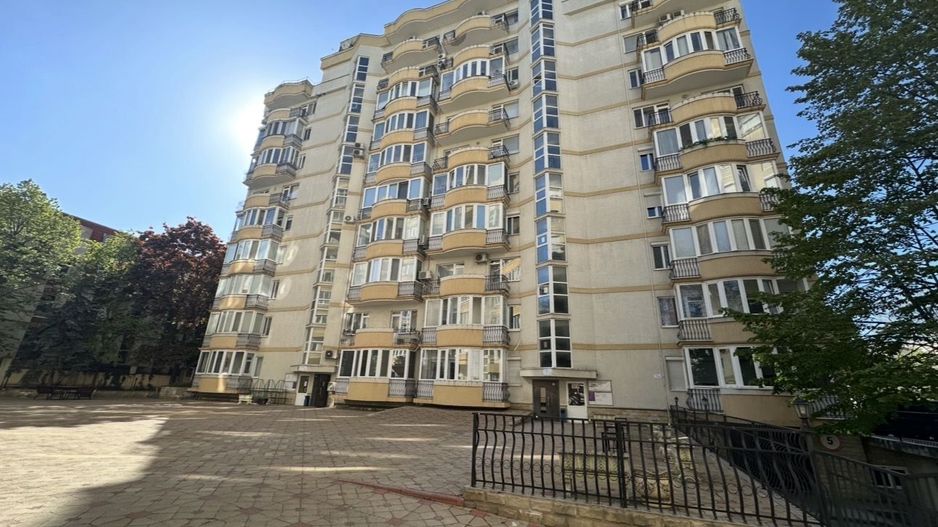 Apartament cu 2 odăi +living ultra centru, Mun. Chișinău - Poză 1