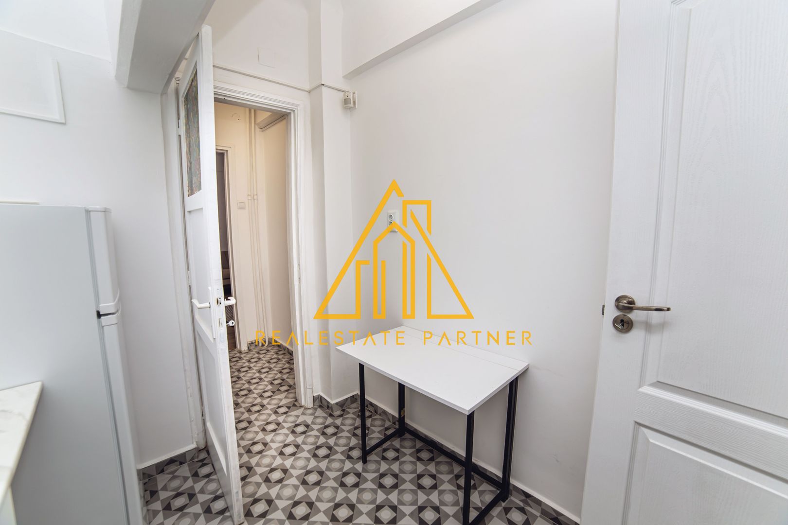 Apartament 4 camere renovat, central, ideal rezidențial sau activitate business - Poză 17