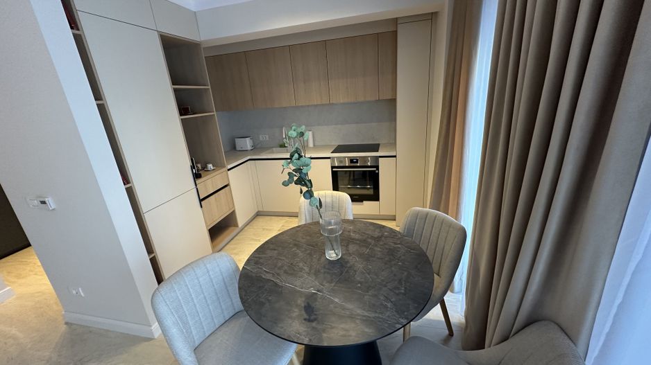 Apartment deosebit cu curte proprie se vinde complet mobilat - Poză 6