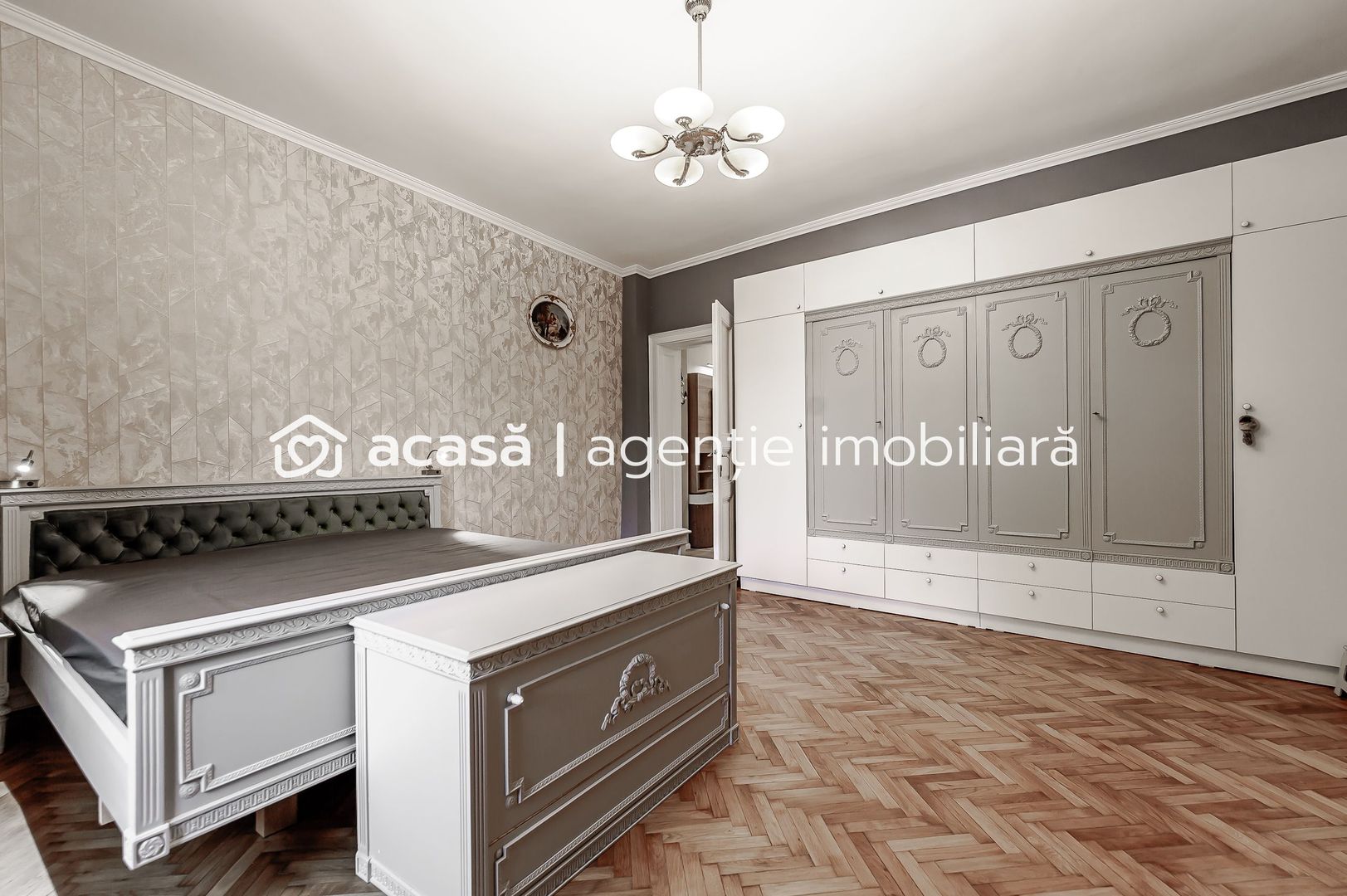 Apartament cu 3 camere ultracentral cu garaj - Poză 3