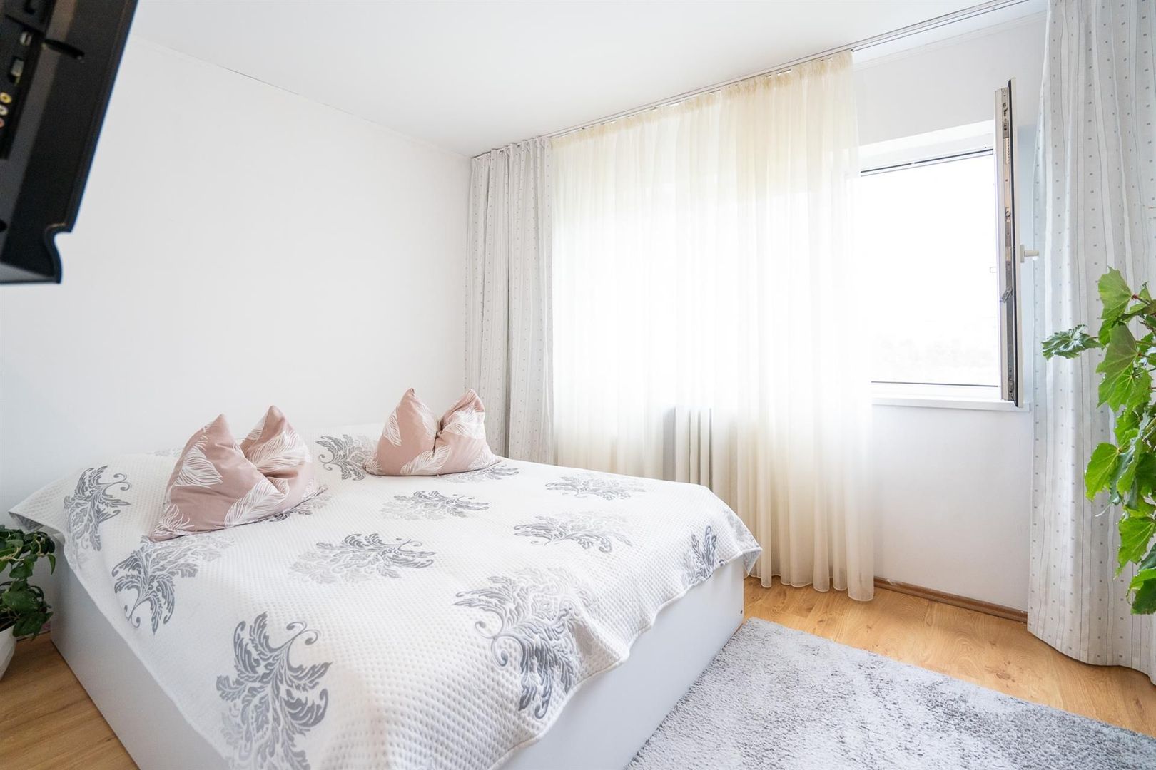 Apartament cu 3 camere renovat  Rogerius - Poză 1