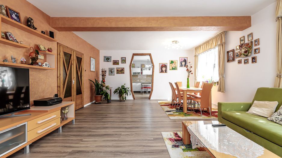 Casă mare cu două apartamente în Bujac - Poză 8