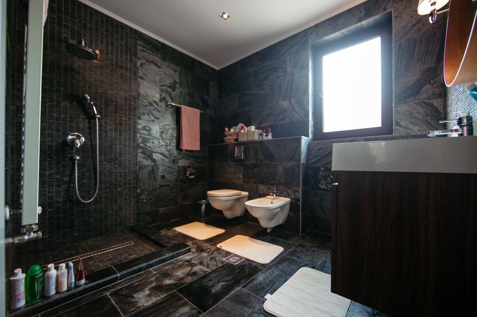 Vilă modernă  cu curte generoasă în Iancu Nicolae - Poză 25