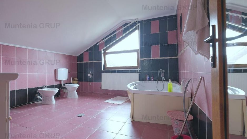 DOBROESTI - Str. Doinei, vila P+E+M, 6 camere, 3 bai cu fininsaje LUX - Poză 16